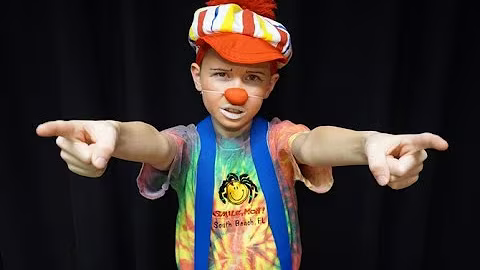 Kinder entdecken die Circusgeschichte im Museum