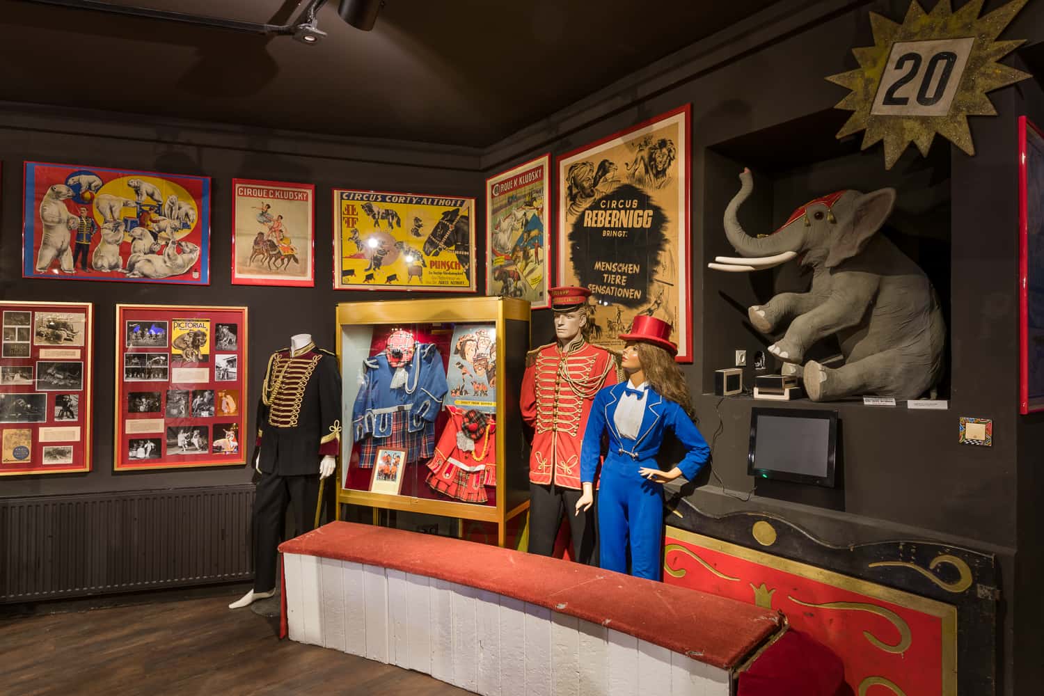 Circus Clown Museum Wien: Elephant Ringmaster Uniformen