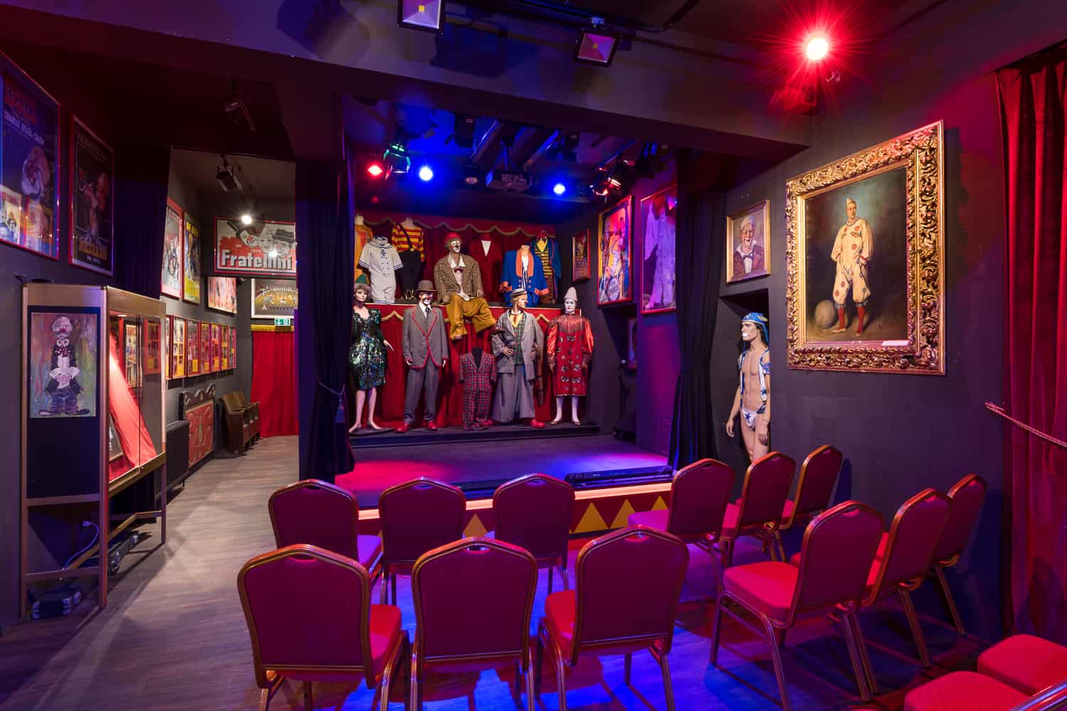 Circus Clown Museum Wien: Museumstheater Showbuehne