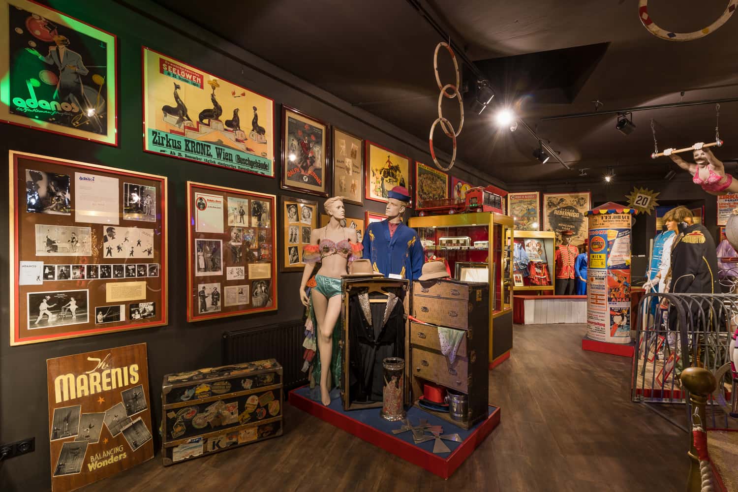 Circus Clown Museum Wien: Reise Koffer Kostueme